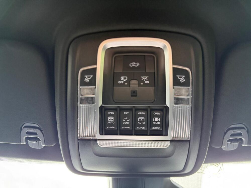 RAM 1500 CREW LIMITED [BATMAN] EDITION BOX HAYON MULTI V8 5,7 2026 occasion 91830 Le Coudray-Montceaux
