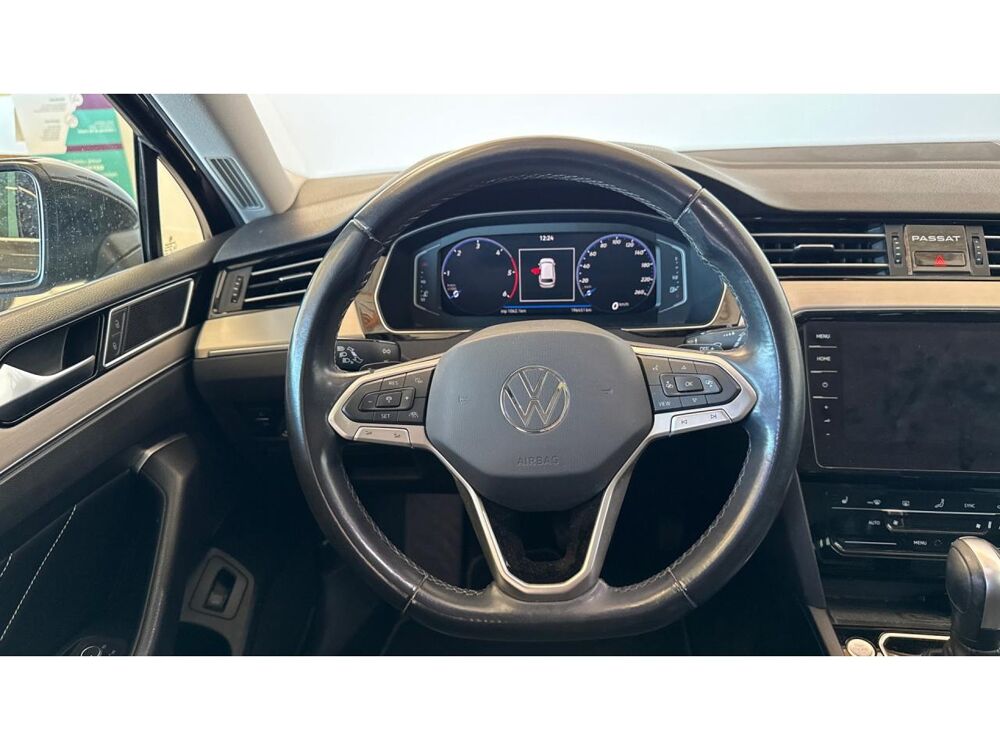 Passat SW 2.0 - 150 - BREAK Elegance / ATTELAGE / CARPLAY / TOIT O 2021 occasion 17600 Saujon