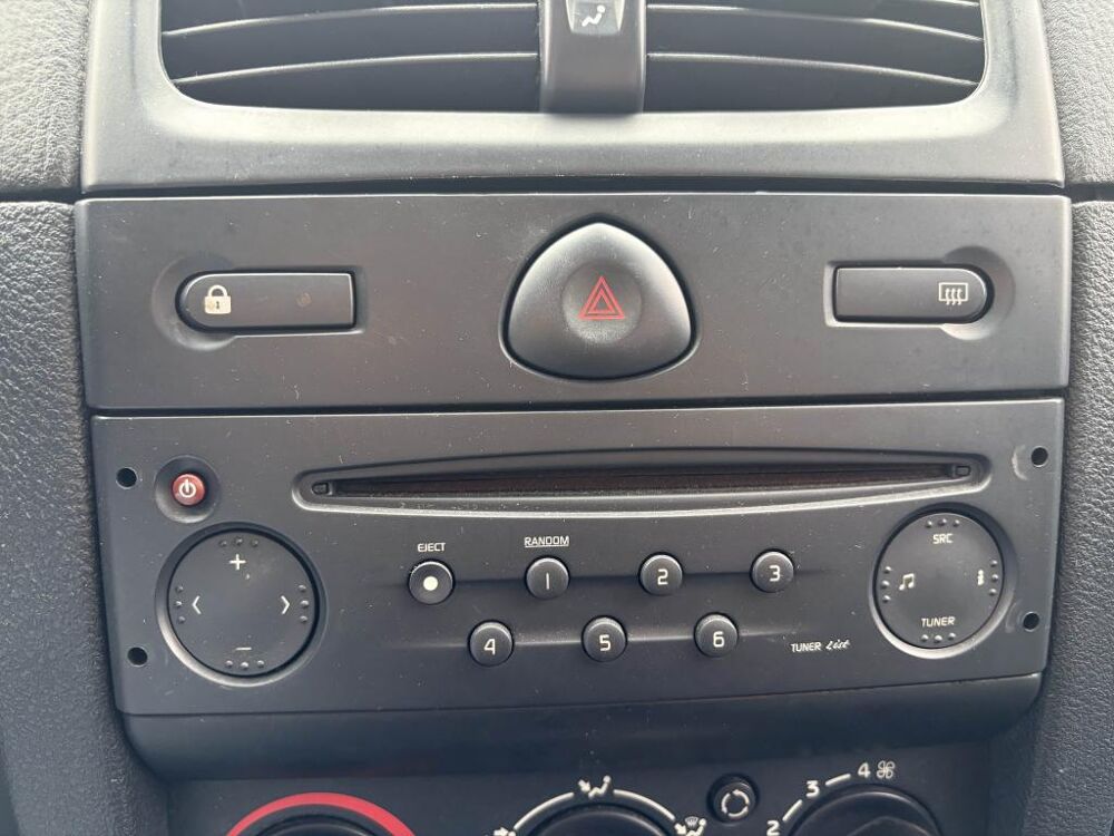Clio 1.2i 16V II BERLINE Confort Authentique PHASE 3 2004 occasion 76710 Eslettes