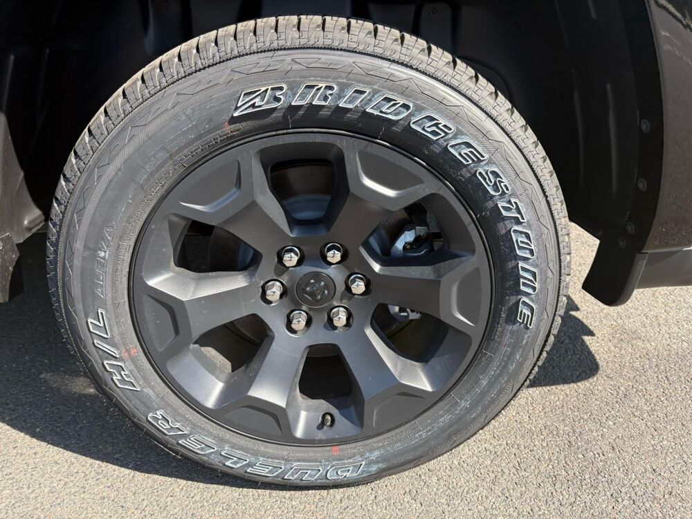 RAM 1500 CREW CAB BIGHORN NIGHT EDITION HAYON MULTI 2025 occasion 91830 Le Coudray-Montceaux