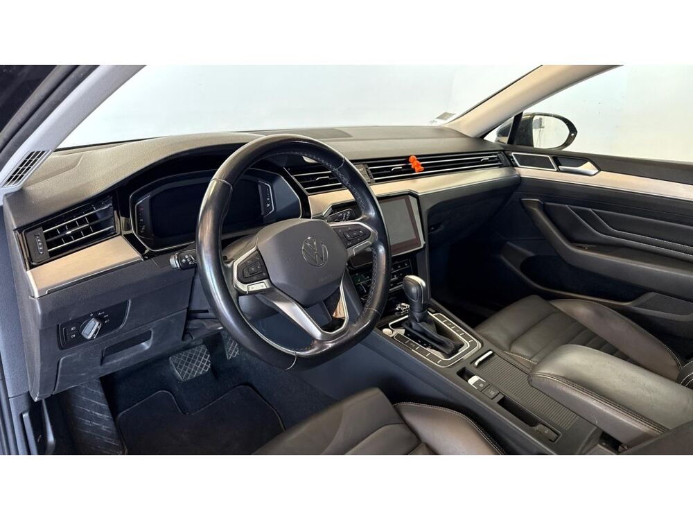 Passat SW 2.0 - 150 - BREAK Elegance / ATTELAGE / CARPLAY / TOIT O 2021 occasion 17600 Saujon