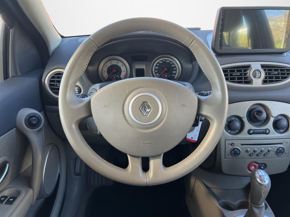 Clio 1.4i 16V III BERLINE Confort Dynamique PHASE 1 2006 occasion 06250 Mougins
