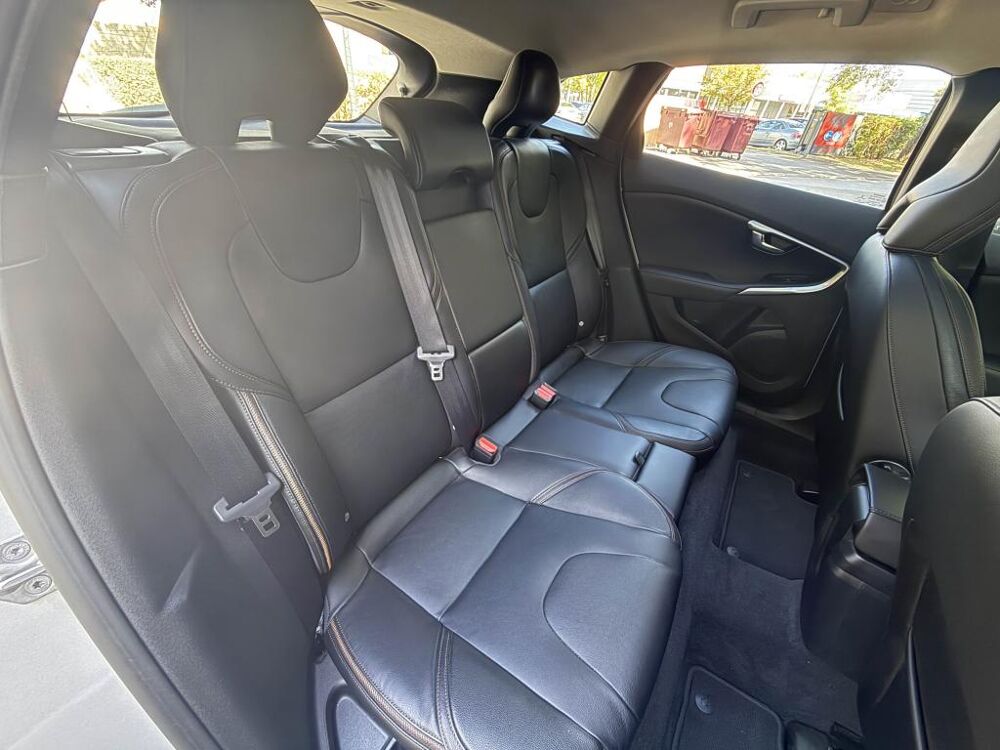 V40 Cross Country D3 - 150 - BVA Geartronic CROSS COUNTRY Summu 2016 occasion 77185 Lognes