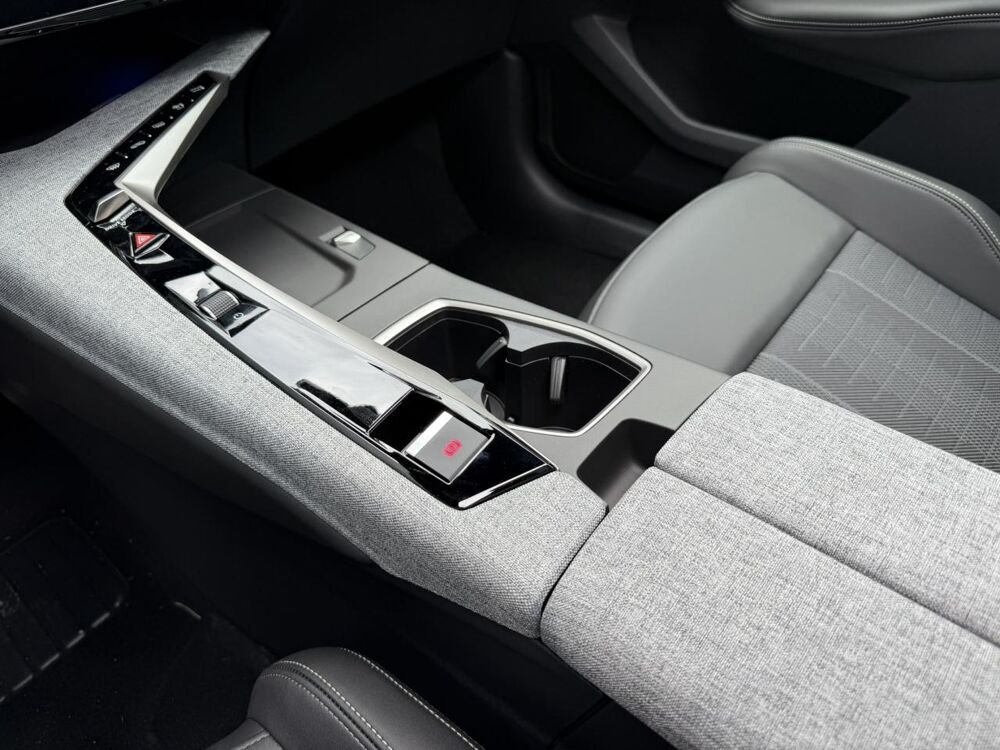 3008 Hybrid 145 e-DSC6 GT avec Toit ouvrant, Hifi Focal et Vision 2026 occasion 35300 Foug&egrave;res