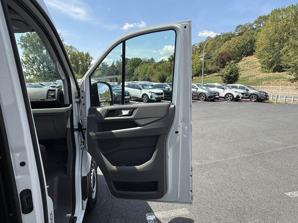 Crafter 35 L3H3 2.0 TDI - 140 FOURGON Business TVA RECUPERABLE + CAR 2023 occasion 19100 Brive-la-Gaillarde
