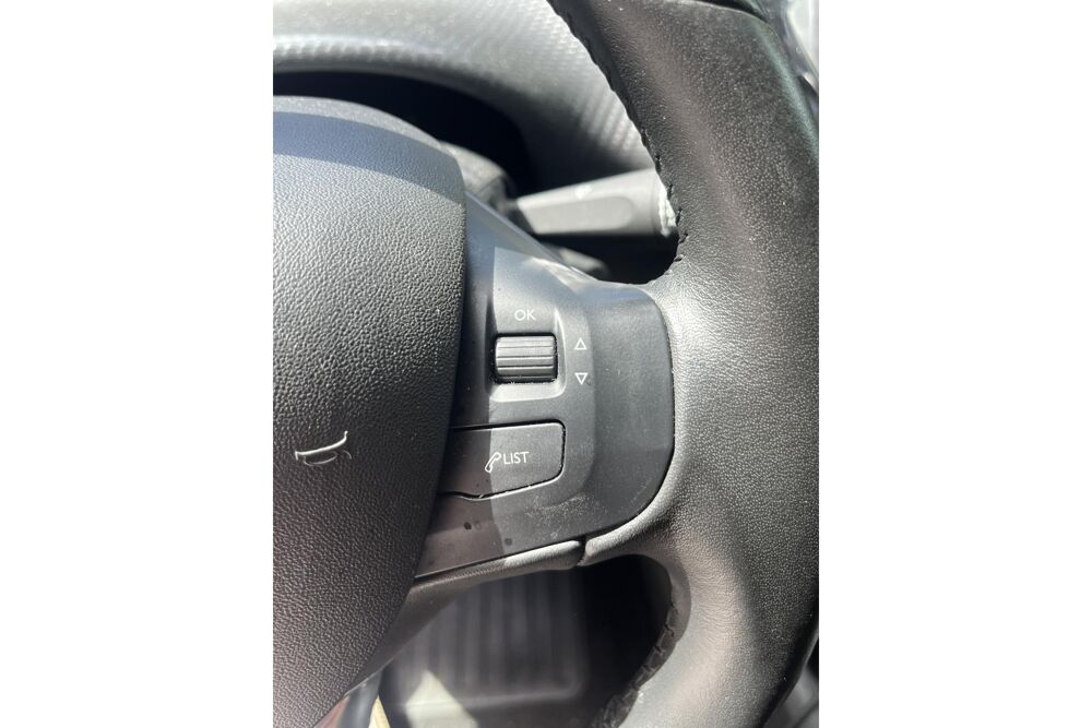 208 1.2i -Signature -82ch - courroie chang&eacute; - carplay - camera d 2019 occasion 78760 Jouars-Pontchartrain