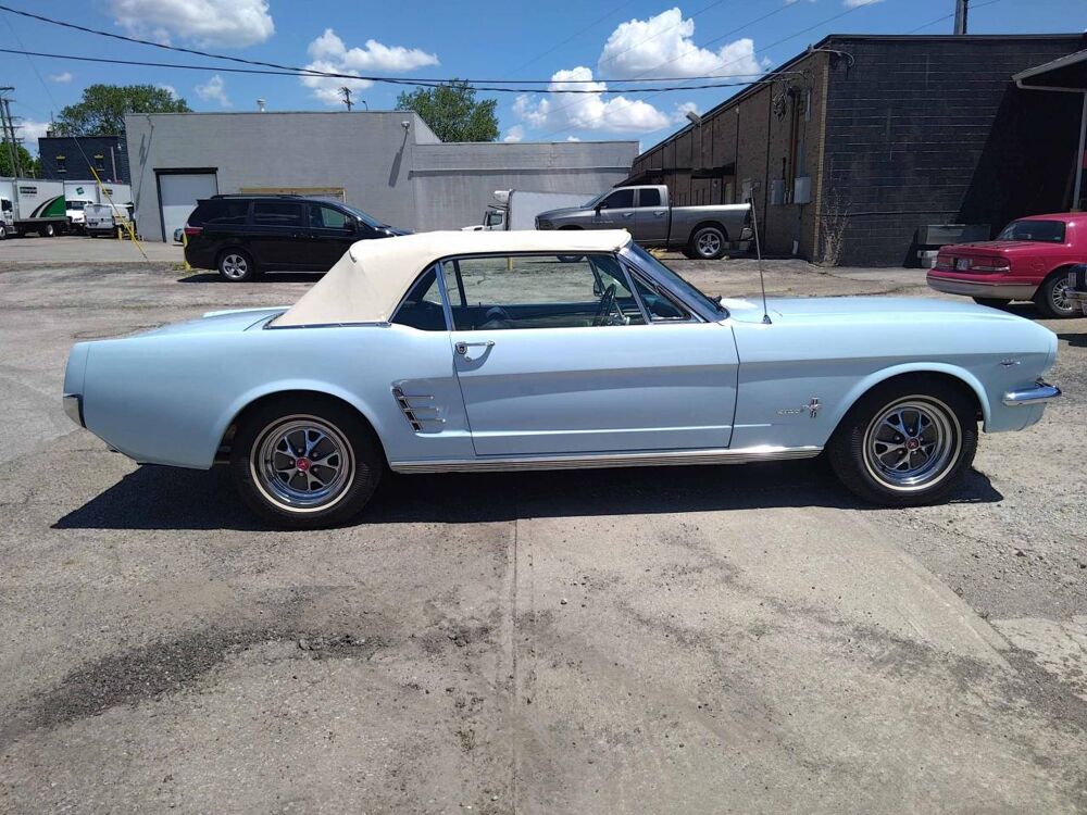 Mustang Cabriolet 289 code A toutes options 1966 occasion 91830 Le Coudray-Montceaux