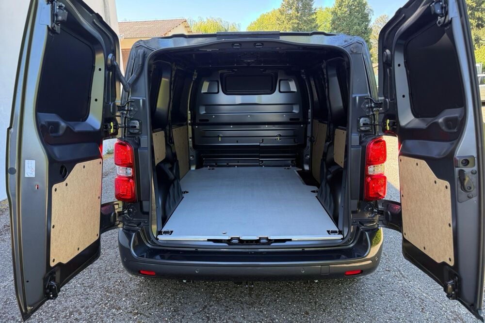 Jumpy FOURGON M 2.2 BLUEHDI 180 PACK PREMIUM CONNECT EAT8 2026 occasion 38550 Clonas-sur-Var&egrave;ze
