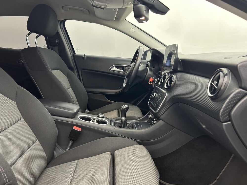 Classe GLA 200 d 136ch - INSPIRATION Phase 2 - GARANTIE 12 MOIS 2017 occasion 33130 B&egrave;gles