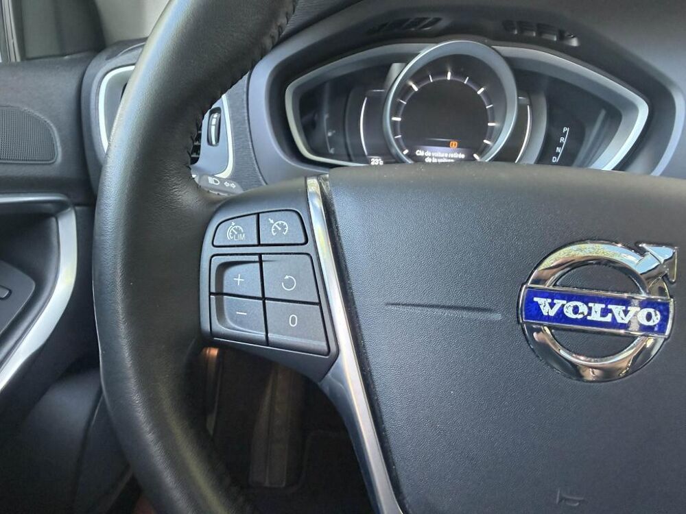 V40 Cross Country D3 - 150 - BVA Geartronic CROSS COUNTRY Summu 2016 occasion 77185 Lognes