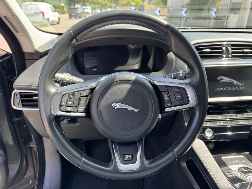 F-PACE 3.0 D V6 - 300 - BVA - Stop/Start - AWD R-Sport / GARANTIE / 2016 occasion 78300 Poissy