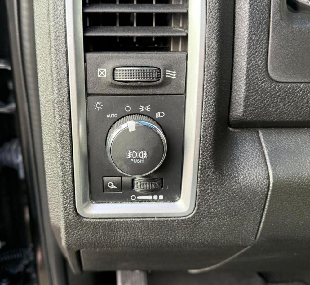 RAM 1500 CREW SLT CLASSIC BLACK PACKAGE 2022 occasion 91830 Le Coudray-Montceaux