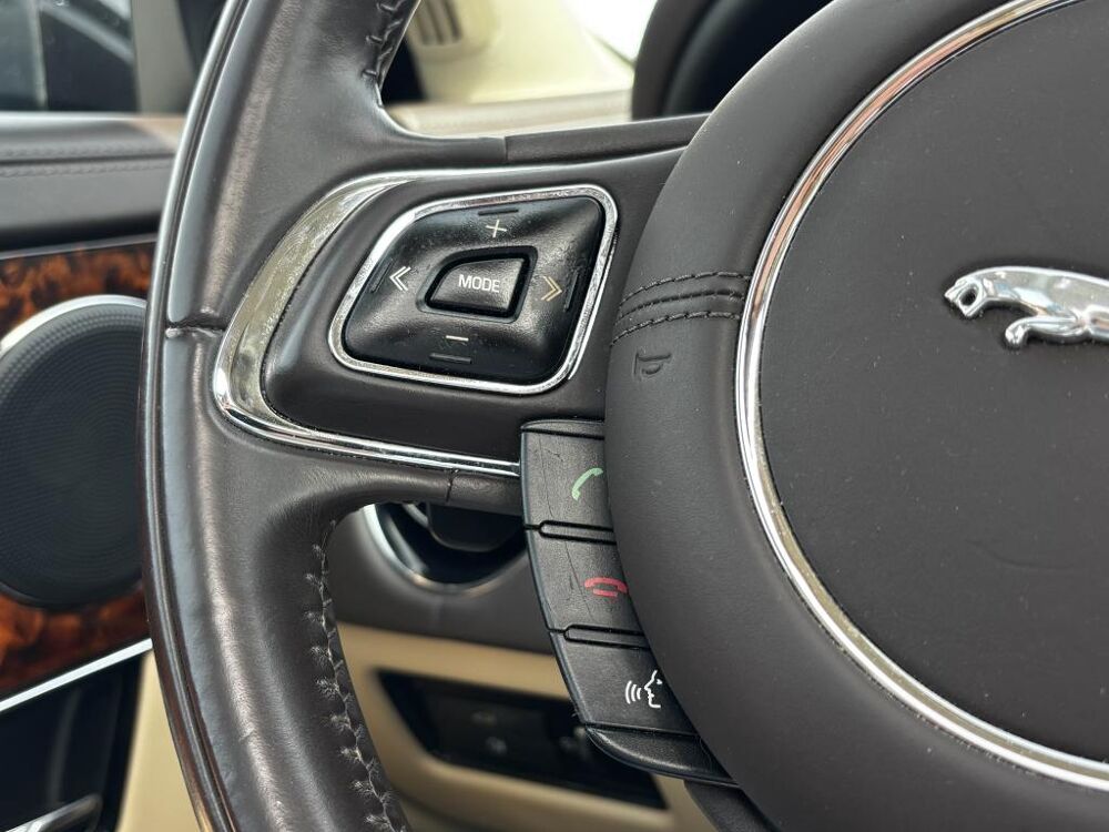 XJ Courte - 3.0 D V6 - 275ch - BVA 8 - Luxe Premium Phase 1 - G 2013 occasion 76710 Eslettes