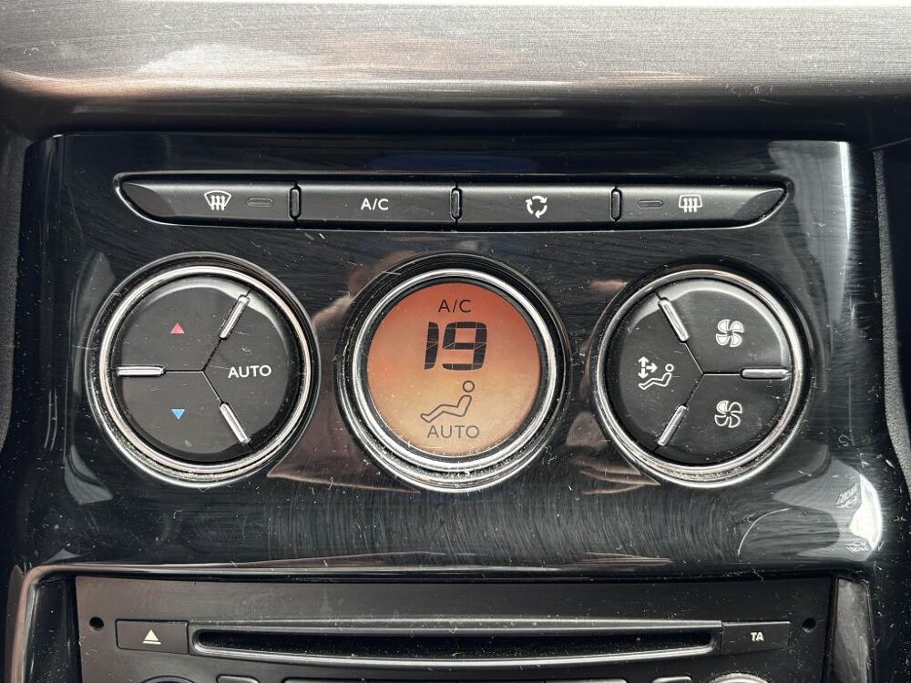 C3 II - 1.6l e-HDi - 92ch - Exclusive Phase 1 - Garantie 12 moi 2012 occasion 76710 Eslettes