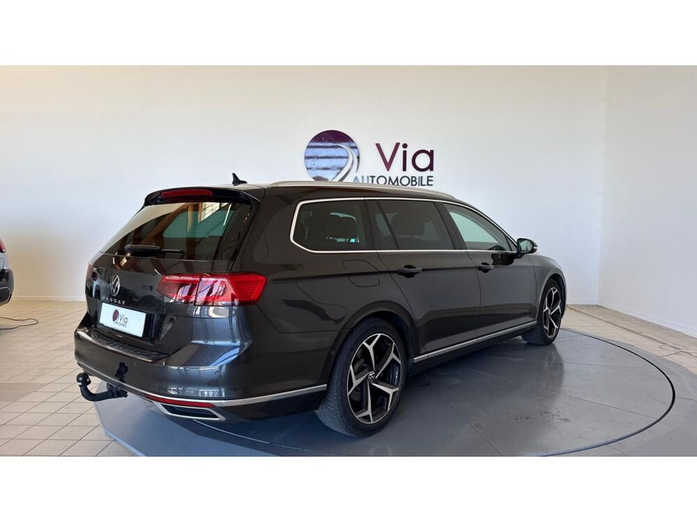 Passat SW 2.0 - 150 - BREAK Elegance / ATTELAGE / CARPLAY / TOIT O 2021 occasion 17600 Saujon