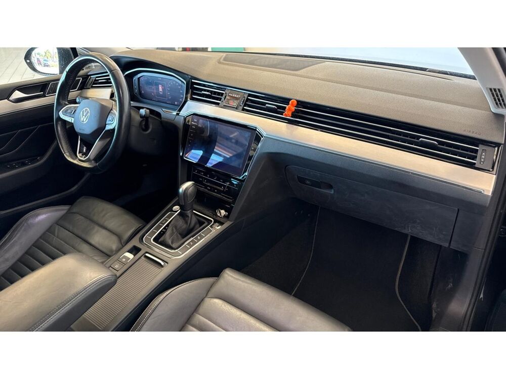 Passat SW 2.0 - 150 - BREAK Elegance / ATTELAGE / CARPLAY / TOIT O 2021 occasion 17600 Saujon