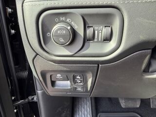 RAM 1500 CREW LIMITED NIGHT EDITION BOX HAYON MULTI V8 5,7L 2026 occasion 91830 Le Coudray-Montceaux