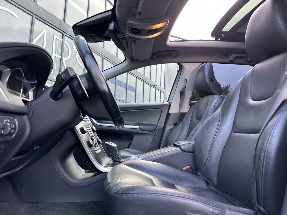 XC60 D4 AWD 181CH BVA GEARTRONIC XENIUM ENTRETIEN A JOUR - GARAN 2013 occasion 33450 Montussan