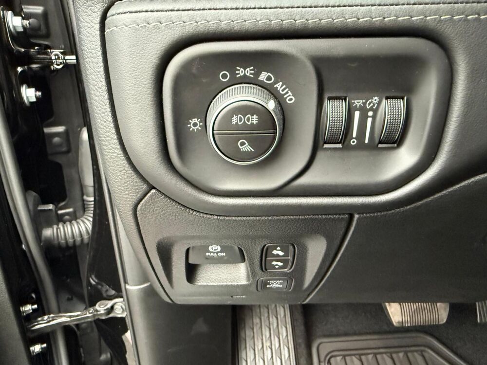 RAM 1500 CREW LIMITED [BATMAN] EDITION BOX HAYON MULTI V8 5,7 2026 occasion 91830 Le Coudray-Montceaux
