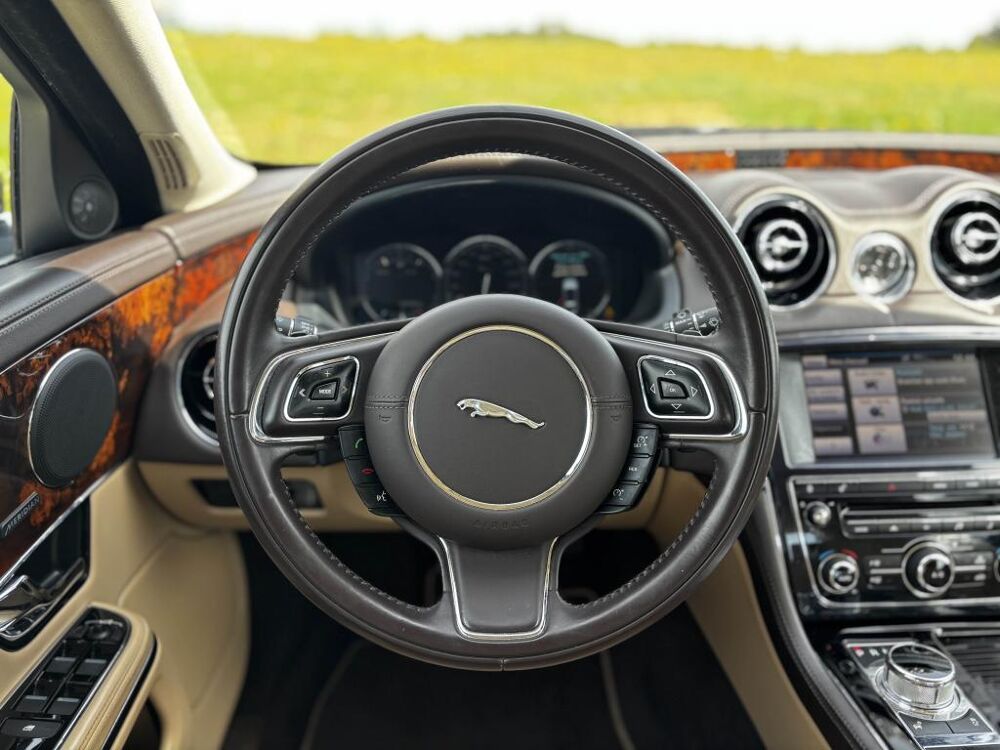 XJ Courte - 3.0 D V6 - 275ch - BVA 8 - Luxe Premium Phase 1 - G 2013 occasion 76710 Eslettes