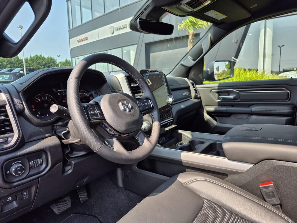 RAM 1500 CREW CAB SPORT BLACK PACKAGE 2025 2025 occasion 91830 Le Coudray-Montceaux