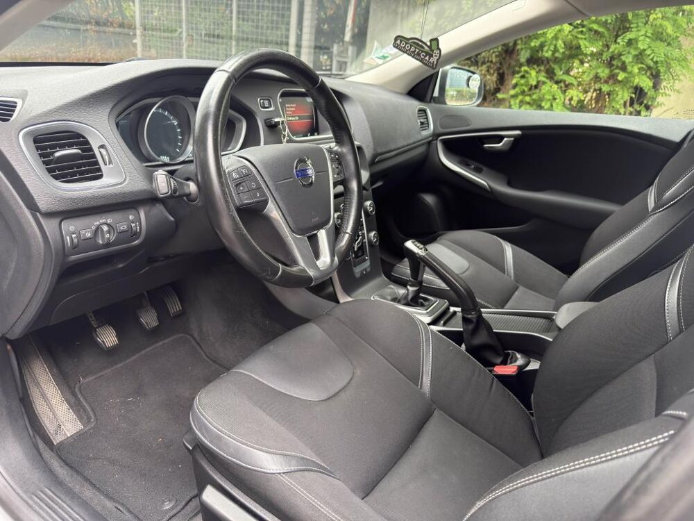V40 T2 - 122  BERLINE Momentum Business PHASE 2 2016 occasion 77185 Lognes