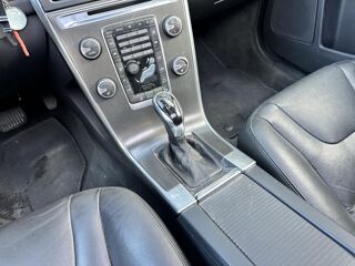 XC60 D4 AWD 181CH BVA GEARTRONIC XENIUM ENTRETIEN A JOUR - GARAN 2013 occasion 33450 Montussan