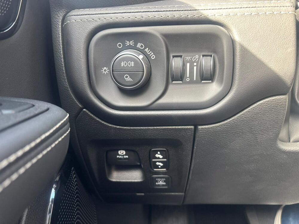 RAM 1500 CREW LIMITED NIGHT EDITION BOX HAYON MULTI V8 5,7L 2026 occasion 91830 Le Coudray-Montceaux