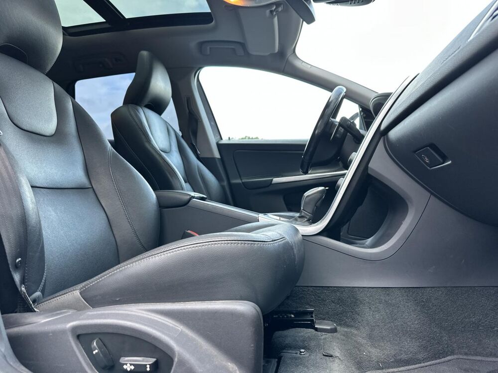 XC60 D4 AWD 181CH BVA GEARTRONIC XENIUM ENTRETIEN A JOUR - GARAN 2013 occasion 33450 Montussan