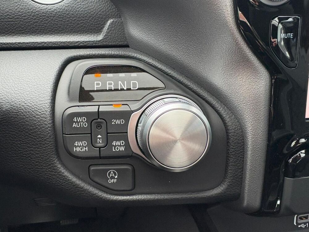 RAM 1500 CREW CAB SPORT BLACK PACKAGE 2025 2025 occasion 91830 Le Coudray-Montceaux