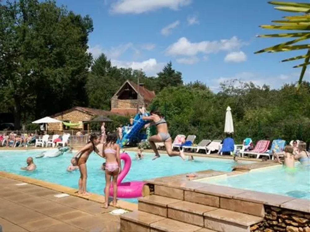   Camping Le Pech Charmant - Dordogne - LASCAUX 55m( avec sanitaires) (MAX 4 adultes + 2 enfants) Piscine collective - Bain  rem Aquitaine, Les Eyzies-de-Tayac-Sireuil (24620)