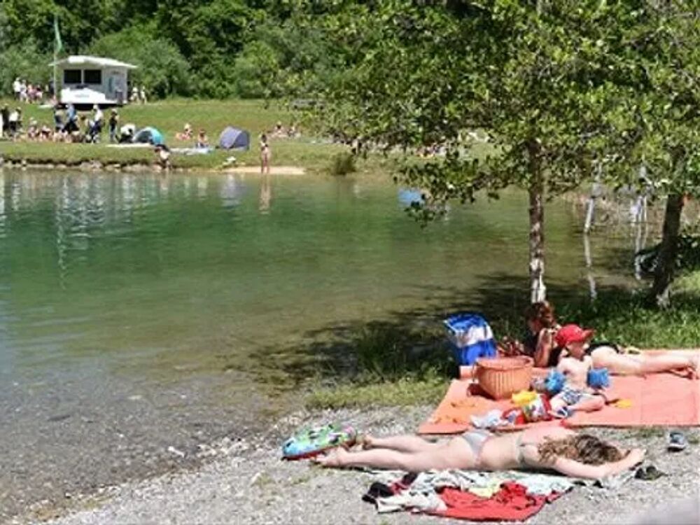   Camping L'Ile du Cheran - COURTS SEJOURS Terrasse - place de parking en extérieur - Barbecue - Salon jardin Rhône-Alpes, Lescheraines (73340)