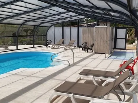   Camping FLOWER Les Terrasses de Dordogne - Confort 30 m Piscine couverte - Piscine collective - Terrasse - Salon jardin - Trans Aquitaine, Rouffignac-Saint-Cernin-de-Reilhac (24580)