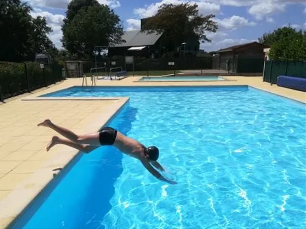   Camping de l'Hippodrome - MISSOURI PMR (MAX 4 adultes + 2 enfants) Piscine collective - Terrasse - place de parking en extrieur Pays de la Loire, Sabl-sur-Sarthe (72300)