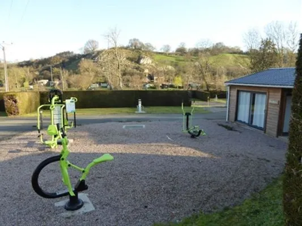   Camping Le Sans Souci - Chalet 6 personnes Piscine collective - Bain  remous - Sauna - Terrasse - Lave vaisselle Pays de la Loire, Fresnay-sur-Sarthe (72130)