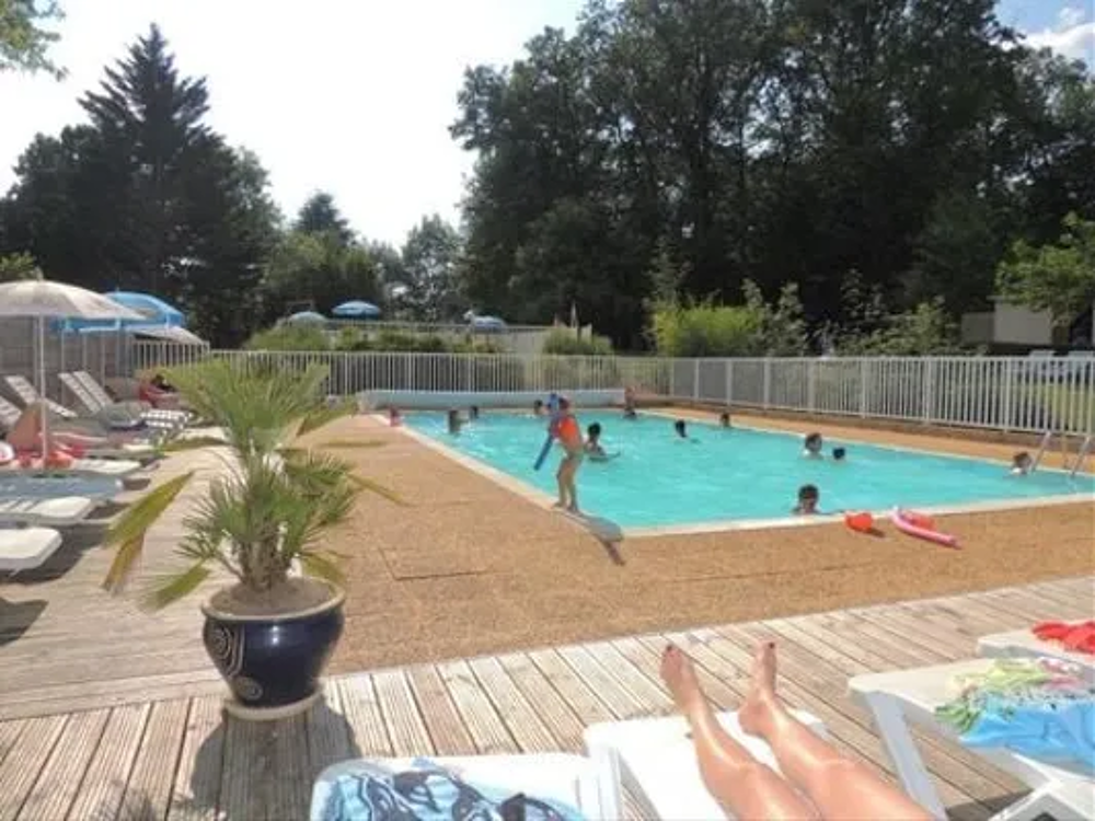   Flower Camping les Nauves - LODGE STANDARD (SANS SANITAIRES) Piscine collective - Terrasse - place de parking en extrieur - Acc Aquitaine, Belvs (24170)