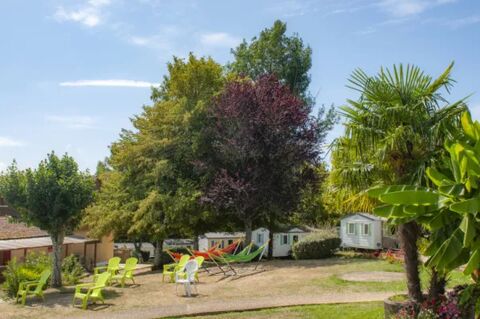   Camping Le Mas - Mobil-home classic 2Ch 4/5pers (dont 1 enfant) Piscine collective - Alimentation < 100 m - Terrasse - place de Aquitaine, Les Eyzies-de-Tayac-Sireuil (24620)