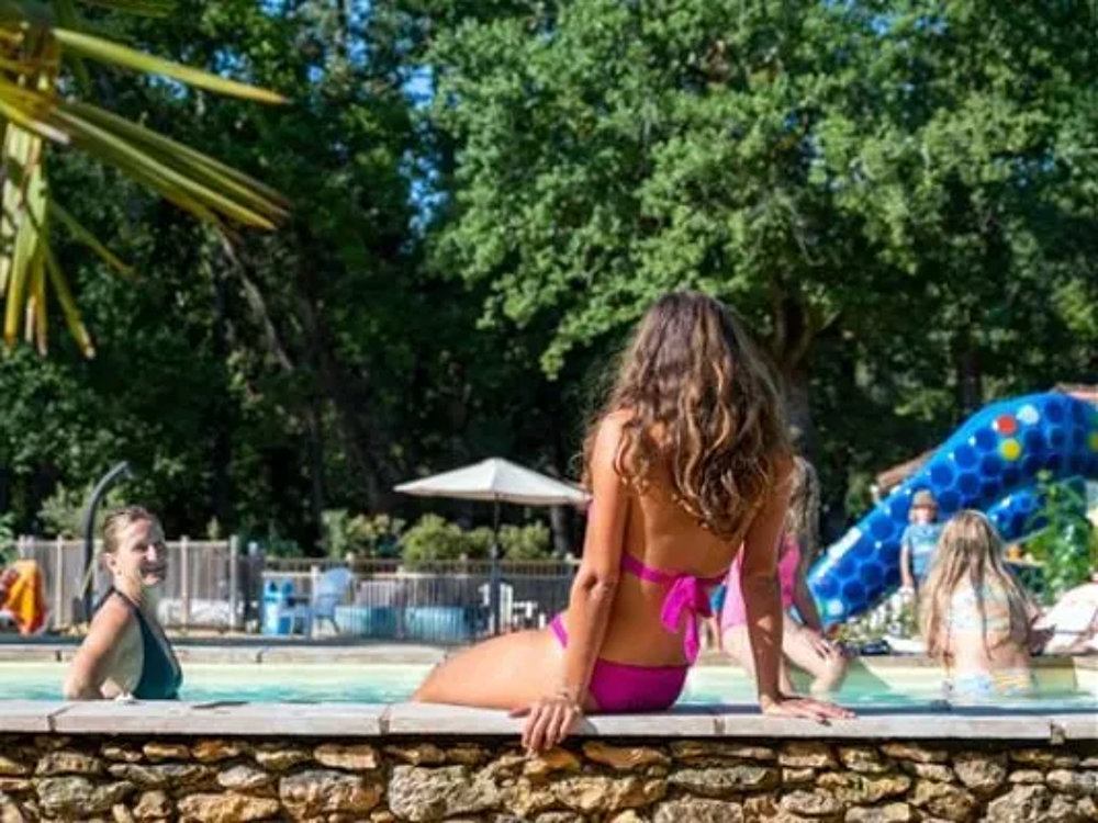   Camping Le Pech Charmant - Dordogne - Tente Lodge COMBARELLES 35m sans sanitaire Piscine collective - Bain  remous - Sauna - S Aquitaine, Les Eyzies-de-Tayac-Sireuil (24620)