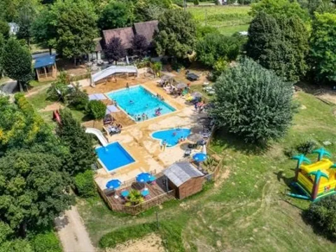   Camping Brin d'amour - 3 Pices 4 Personnes Piscine collective - Terrasse - place de parking en extrieur - Barbecue - Salon jar Aquitaine, Les Eyzies-de-Tayac-Sireuil (24620)