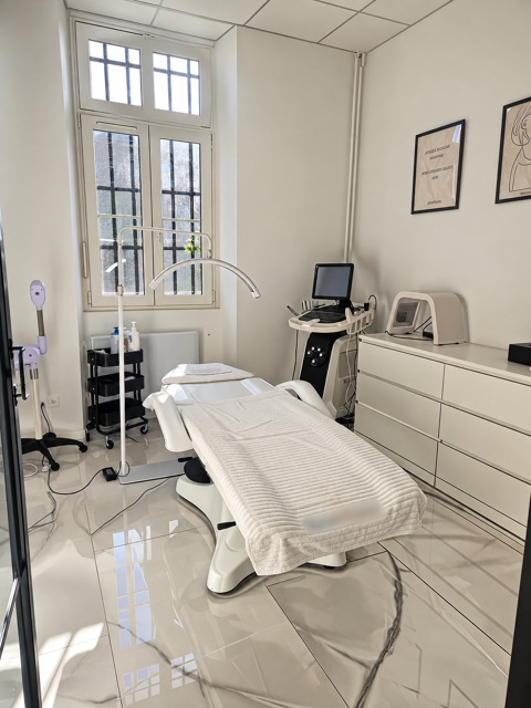   Local professionnel rénové   4 salles de soins / bureaux   Climatisation 
