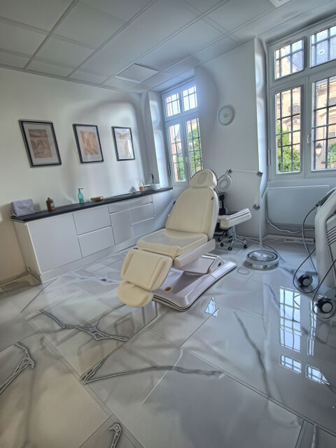   Local professionnel rénové   4 salles de soins / bureaux   Climatisation 