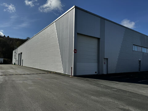   Entrept de 1700 m2 avec 2 quais, parking 