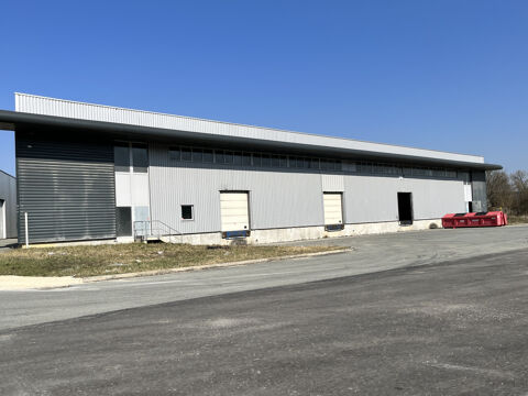   Entrept d'une surface de 1500 m2 avec 2 quais 