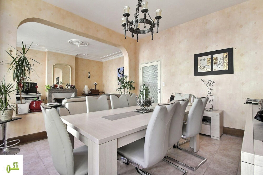 Maison de bourg avec 550m2 de dépendances et cour sans vis à vis !