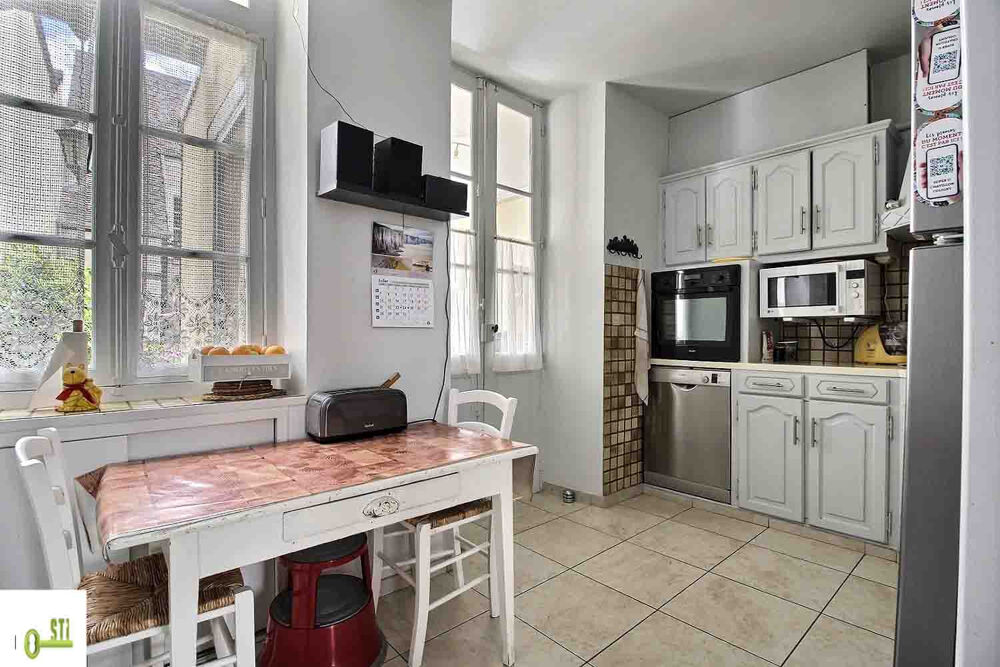 Maison de bourg avec 550m2 de dépendances et cour sans vis à vis !