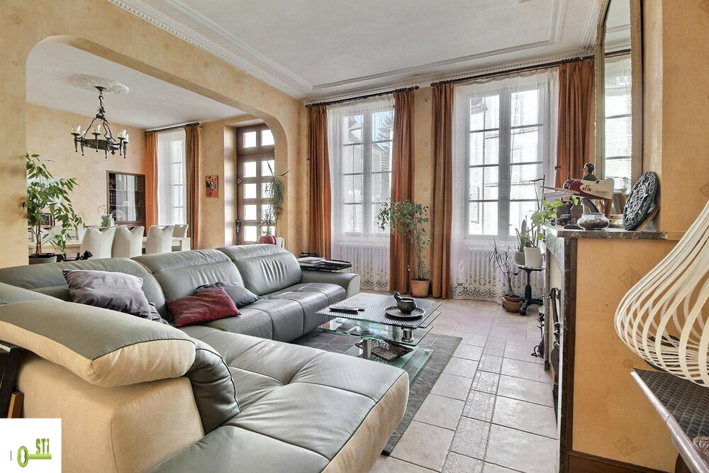 Maison de bourg avec 550m2 de dépendances et cour sans vis à vis !