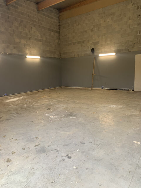   Entrept 123 m2 avec partie bureau 