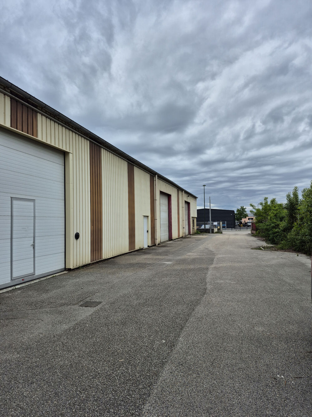   Local commercial 203 m2 zone artisanale 