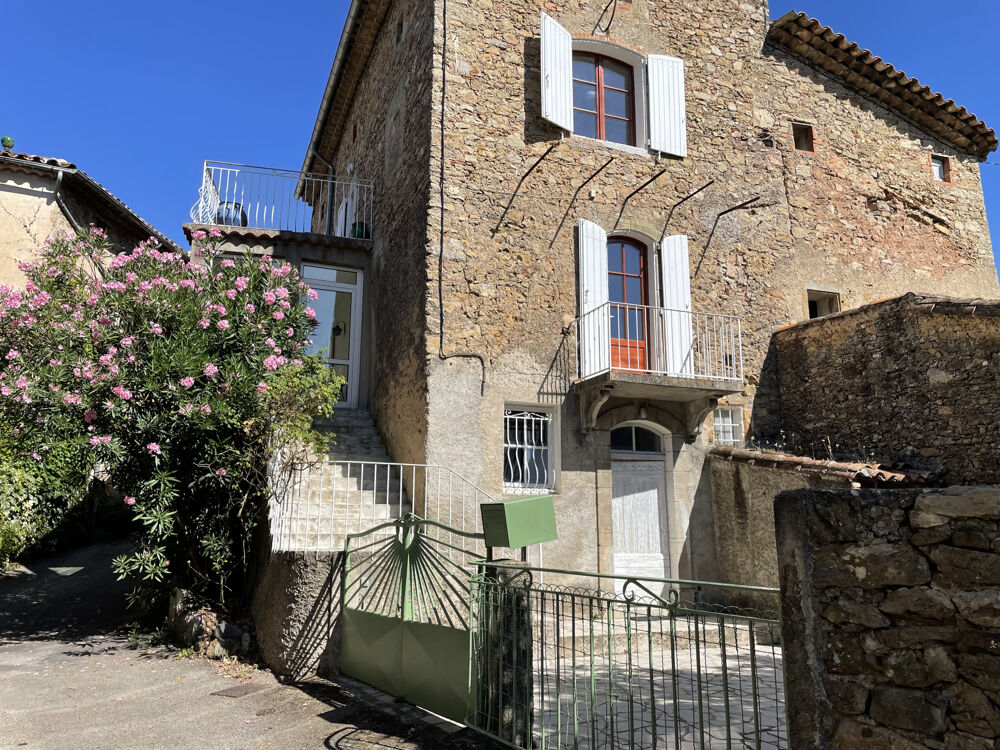 Maison de village avec cour.