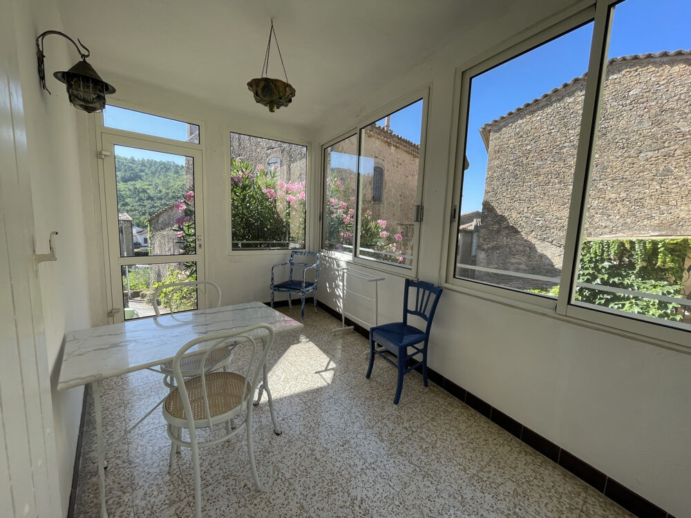 Maison de village avec cour.